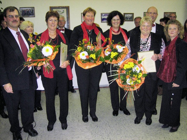 Dekan Gerhard Disch ehrte die Chorsng...inz Kleint und Vorsitzende Karin Fein.  | Foto: J.  Ritzenthaler