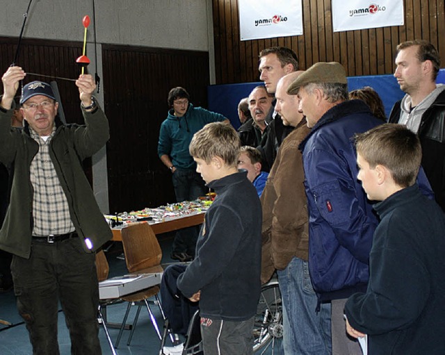 Ausbilder  Bernhard Fehlow findet reges Interesse.     | Foto: r.  klaiber