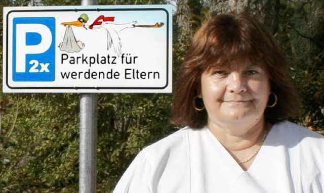 Die leitende Hebamme Valentina Schwaba...isschild auf die Storchen-Parkpltze.   | Foto: helios-klinik