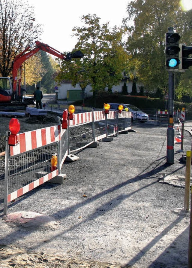 Die Schule kann wieder beginnen: Ein b...Asphalt und Absperrungen prpariert.    | Foto: Sabine Model