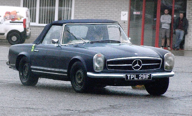 Zweiter  Sieger des Oldie-Rennens wurd...em Mercedes 280 SL aus dem Jahr 1968.   | Foto: jim clevett