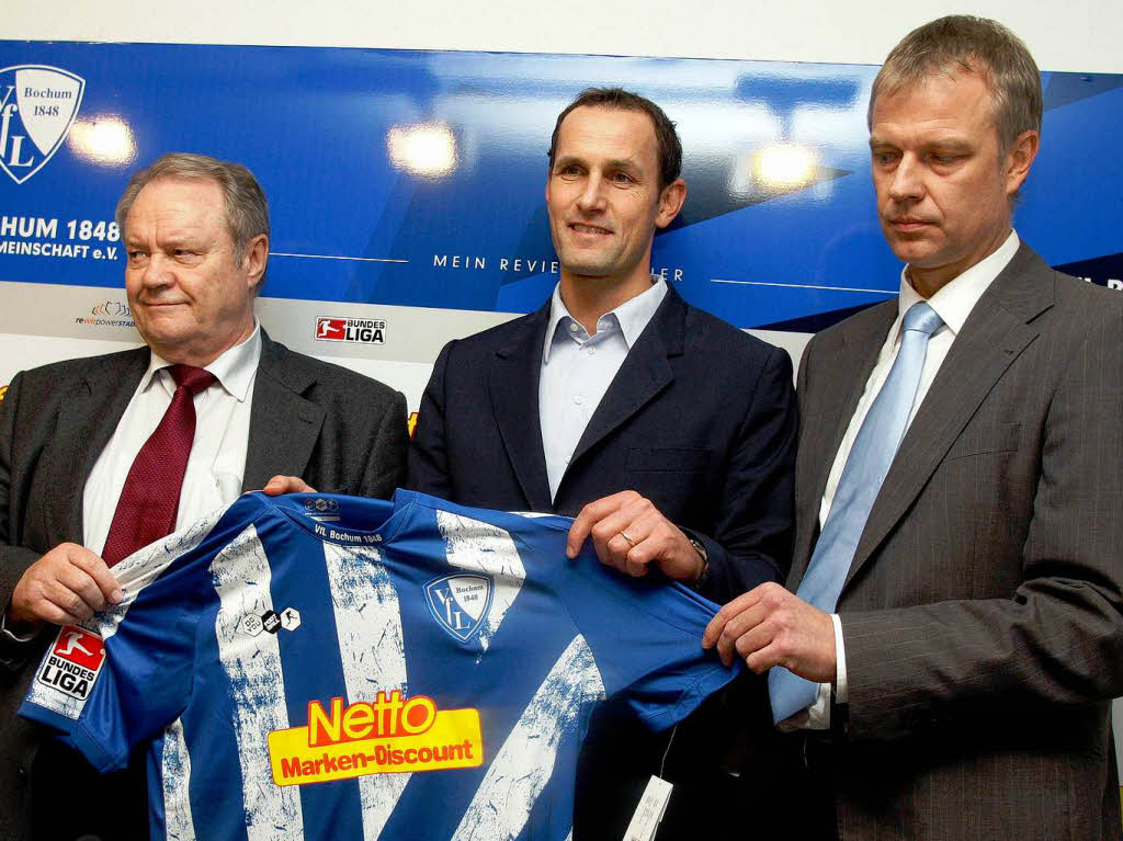 Ende Oktober 2009: Heiko Herrlich (M.), posiert  in Bochum whrend einer Pressekonferenz mit Praesident Werner Altegoer und Manager Thomas Ernst (l.).