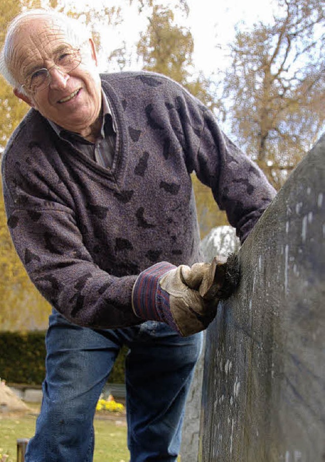 Josef Kaiser schrubbt den Stein.  | Foto: Kathrin Blum