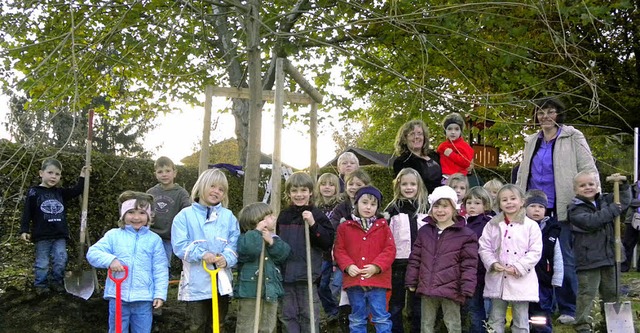 Geschafft! Die Trauerweide steht auf d...en Erzieherinnen mit ihrem neuen Baum.  | Foto: Kirsten Lux