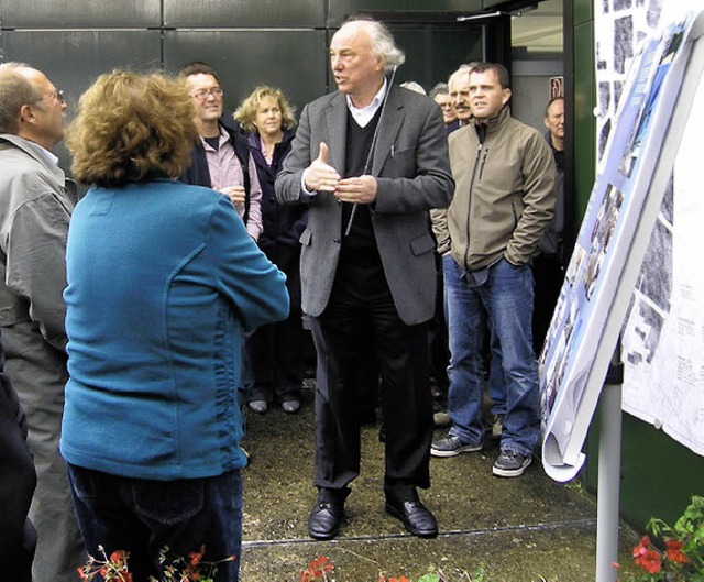 Klaus Stein erlutert Lrrachs &#8222;Wiesionen&#8220;.   | Foto: BZ