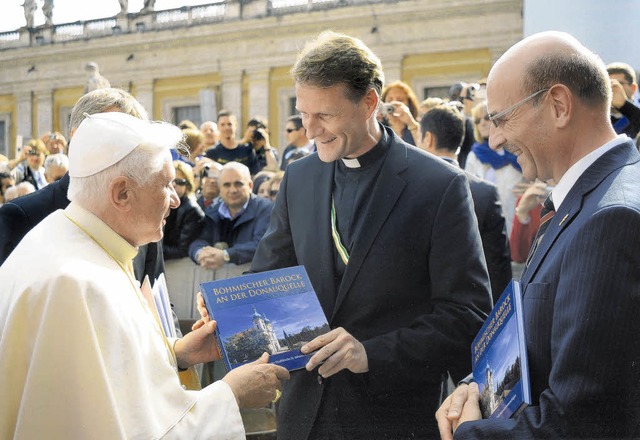 Der Papst bekam das erste Exemplar des...rgaben es   bei einer Audienz in Rom.   | Foto: BZ