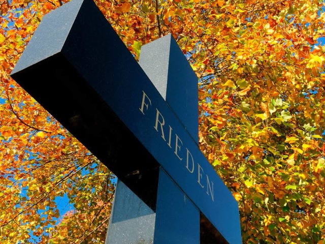 Grabkreuz auf einem Friedhof.  | Foto: Siegfried Gollrad