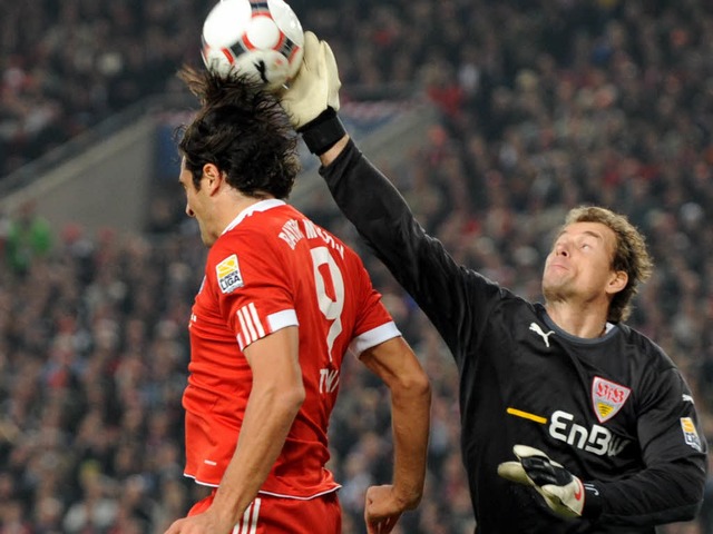 VfB-Torhter Jens Lehmann rettet gegen Bayern-Strmer Luca Toni.  | Foto: dpa