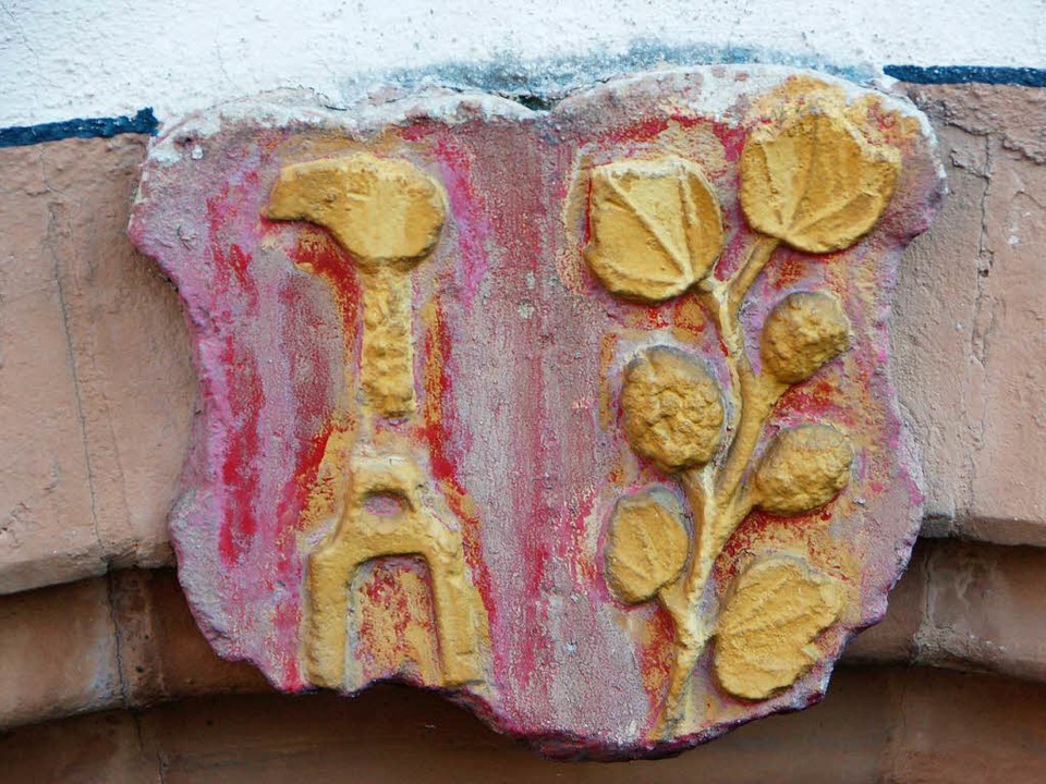 Das Wappen über dem Eingang zum Stubenkeller: Es zeigt Reben und ein Rebmesser.  | Foto: Tanja Bury