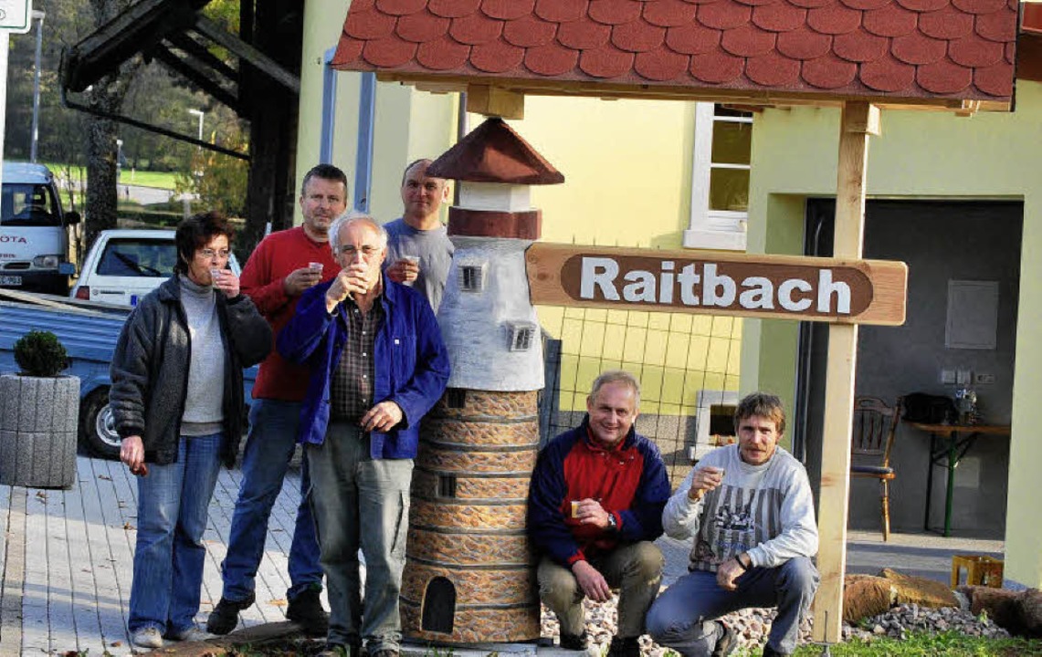 Das Team vom Dorfverschönerungsverein ...stler Daniel Srock (im roten Pullover)  | Foto: Edgar Steinfelder