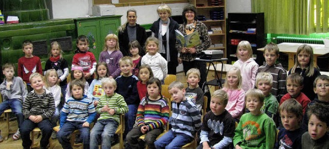 Kinderbuchautorin Uta Kneisel (rechts ...n Anja Stotz (links) und Jutta Fries.   | Foto: Manfred Lange