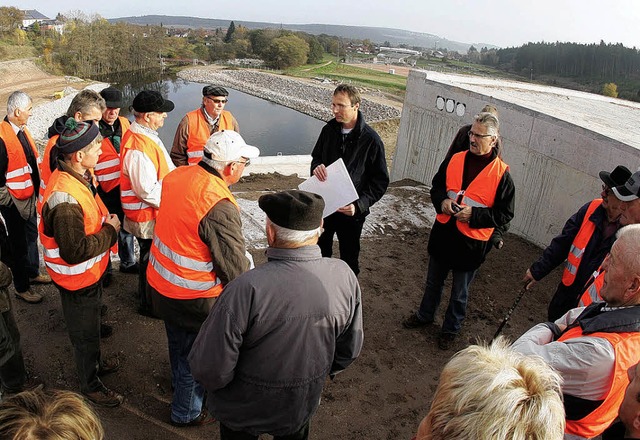 Oliver Stenzel (Mitte) informierte Br...svorsteher Reinhard Mller (rechts).    | Foto: Mller