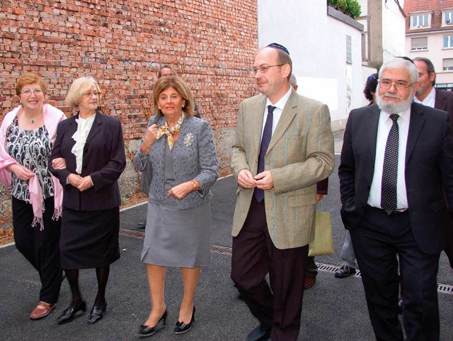 Charlotte Knobloch (mitte) beim Besuch in der jdischen Gemeinde in Lrrach   | Foto: Nikolaus Trenz