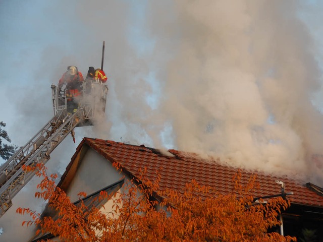 Dachstuhlbrand in Eimeldingen am Haltinger Weg.  | Foto: Hannes Lauber