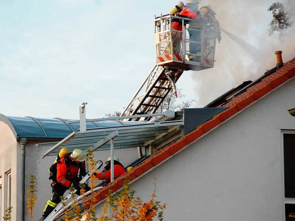 Großeinsatz bei einem Dachstuhlbrand in Eimeldingen.  | Foto: Hannes Lauber