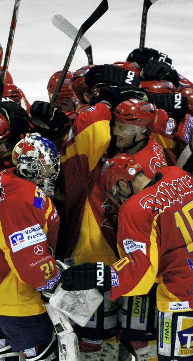 Nach dem  1:0 gegen Bietigheim freuen   sich  die Wlfe-Spieler.   | Foto: seeger