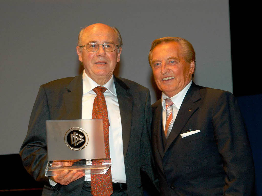 Juli 2004: Festakt zum 100.Geburtstag des Sportclubs Freiburg im Konzerthaus. Achim Stocker und Gerhard Mayer-Vorfelder, Prsident des Deutschen Fuball-Bundes.