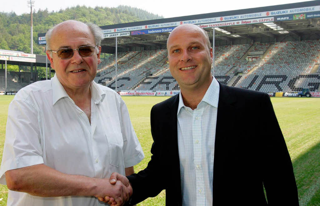 Im Mai 2007 prsentiert  SC-Prsident Achim Stocker den  neuen Sportdirektor Dirk Dufner.