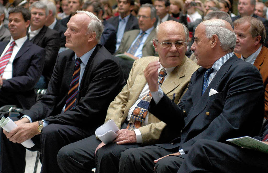 Oktober 2007 :  Hans-Georg Moldenauer (DFB-Vizeprsident), Achim Stocker im Gesprch mit Staatssekretr Gundolf Fleischer. Beim Festakt Verleihung der Auszeichnung "Eliteschule des Fuballs" an das Verbundsystem Freiburg.