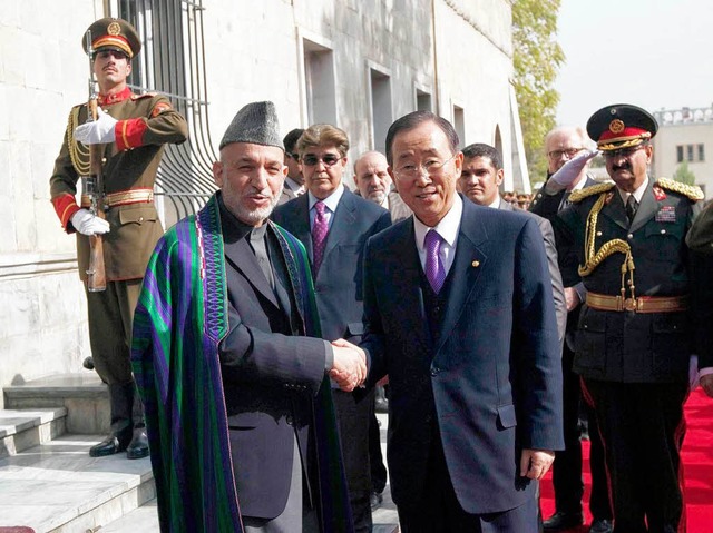 UN-Generalsekretr Ban Ki Moon gratuliert Karsai (links) in Kabul.   | Foto: dpa