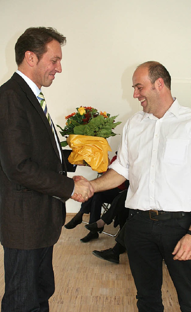 Mit Blumen gratulierte Brgermeister J...e, zu dem neuen Raum der Begegnung.     | Foto: DIETER MAURER