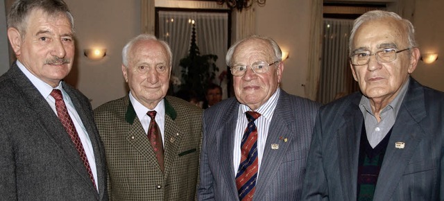 VdK-Kreisvorsitzender Dieter Lsch ehr...aben und Emmerich Russnok (von links).  | Foto: Sigrid Umiger