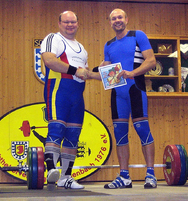 Berthold Weier (rechts),  Vorsitzende...rgen Braun beim Landesliga-Heimkampf.   | Foto: UMS