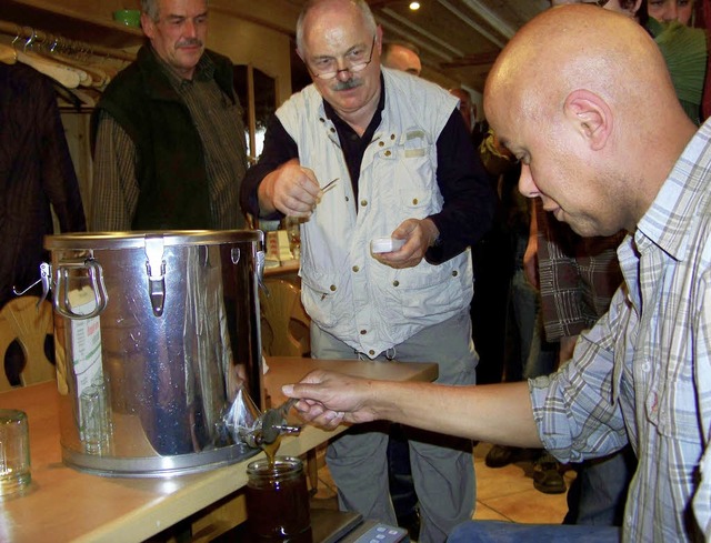 Imkereifachmann Armin Sprgin entnimmt... Probe des frisch abgefllten Honigs.   | Foto: Dietmar Noeske