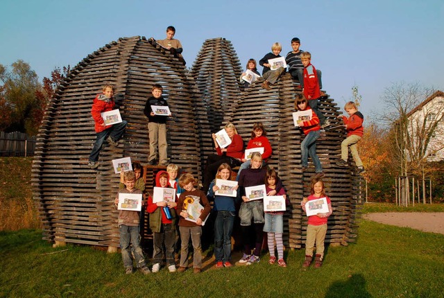 Stolz Zeigen die Kinder das Ergebnis ihrer Arbeit.  | Foto: Jannik Schall