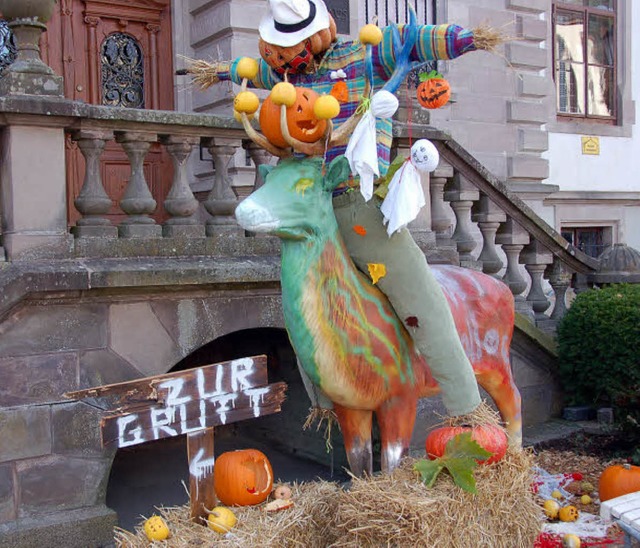 Halloween machte auch vor dem Schnaue... Platz vor dem Rathaus gefunden hat.    | Foto: Karin Maier