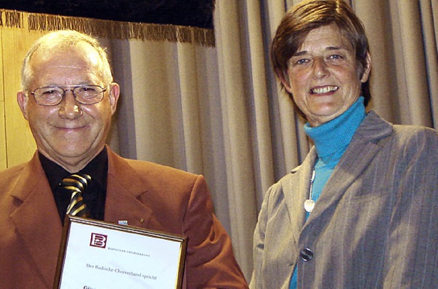 Fr 40 Jahre Chorgesang wurde Gnter B...rkgrfler Sngerbund  ausgezeichnet.    | Foto: Bianca Flier