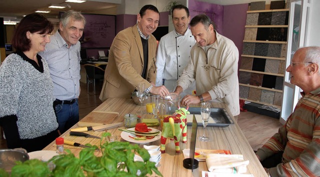 Beim Benefizkochen im Mllheimer Kche...er-Wagner, wie man Maultaschen macht.   | Foto: Sigrid Umiger