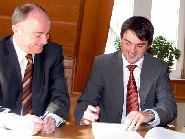 Die Brgermeister  Dietmar Benz (links...utbrod unterzeichnen die Vereinbarung.  | Foto: Heidi Foessel