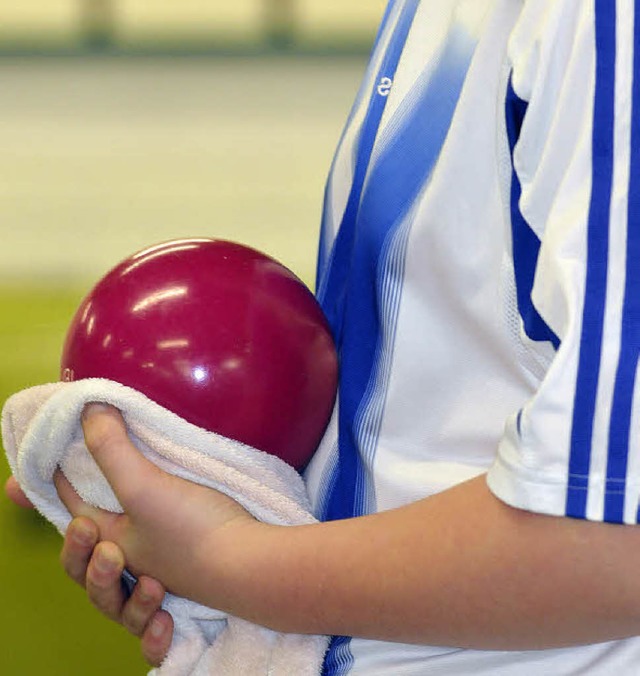 Nach der Spielpause  liebkosten die Kegler am Wochenende wieder ihr Spielgert.   | Foto: Khli