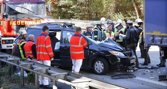 Polizei und Feuerwehr versuchten verge... des Autofahrers aus Bonn zu retten.    | Foto: Peter Heck