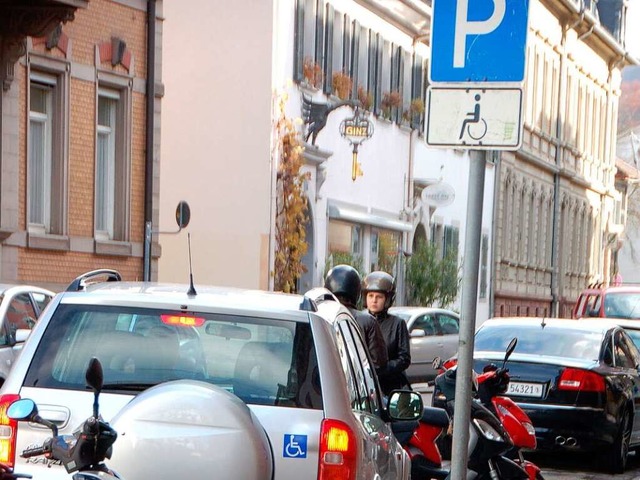 Nicht immer parken, wie hier, Berechtigte auf den Behindertenparkpltzen.   | Foto: Trenz/Archiv