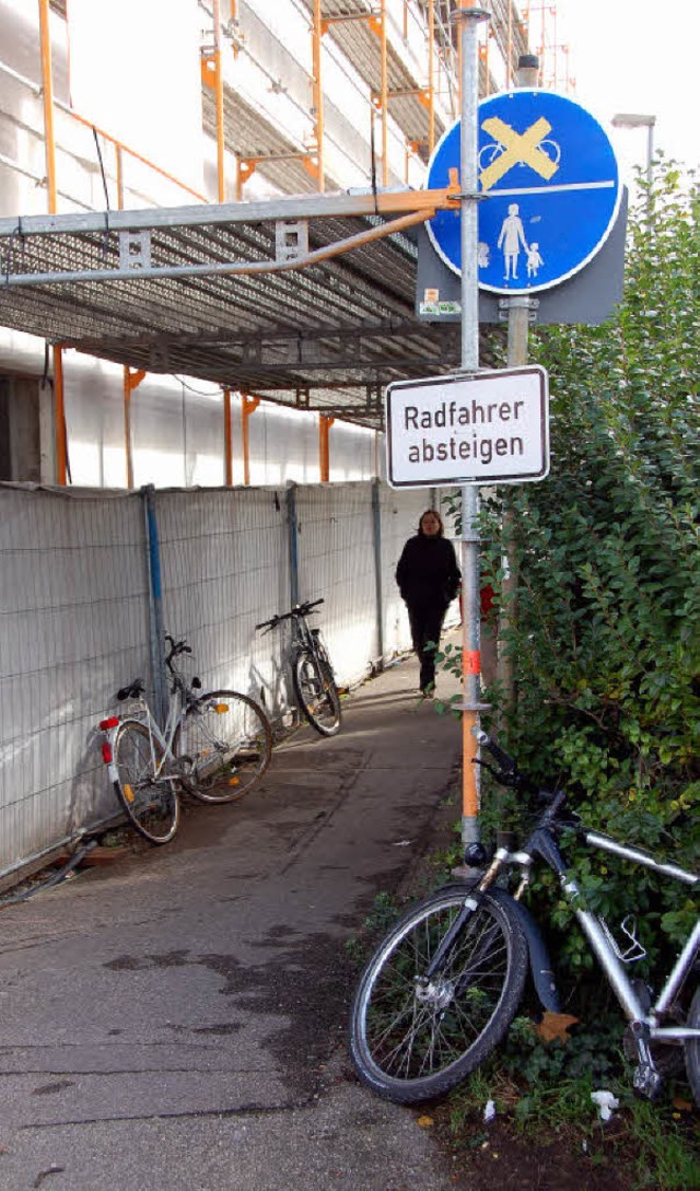 Weniger Platz fr Radler gibt&#8217;s beim Areal Merk.  | Foto: Gerhard Walser