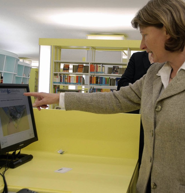Bibliotheksleiterin Andrea Strecker freut sich ber die neue Ordnung.  | Foto: Ingrid Bhm-Jacob