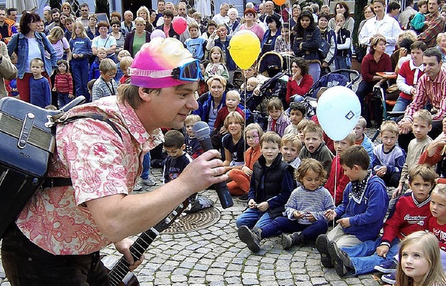 Der Entenmann (Michael Bach) ist bei s...tten stets von vielen Kindern umringt.  | Foto: promo