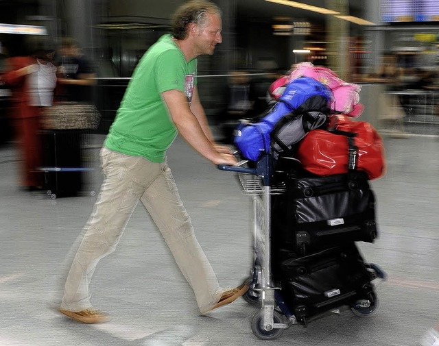 Dominik Peter (links) empfiehlt, sich ...cktarife der Airlines zu informieren.  | Foto: dpa/privat