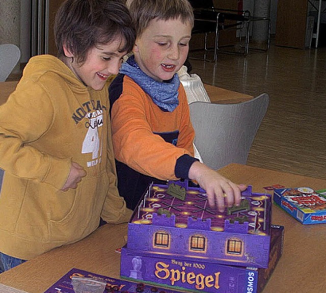 Kinder und Erwachsene waren begeistert vom  Spielenachmittag  in der Mediathek.   | Foto: Privat