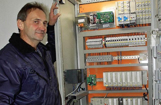 Reinhard Ams am Schaltkasten beim Hoch... ist die neue Funkanlage eingebaut.     | Foto: Ulrike Derndinger