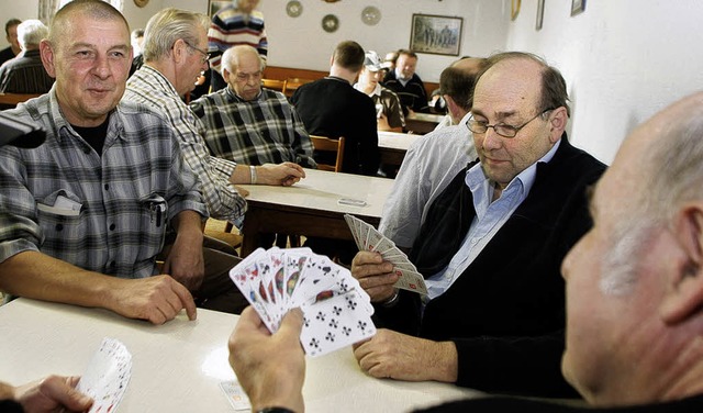 Wer hat das beste Blatt?  Beim Skattur...heim reizten 28 Spieler um die Wette.   | Foto: Heidi Fssel