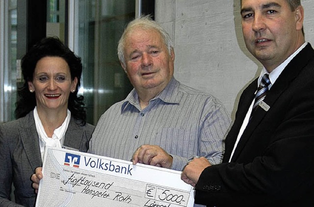 Hanspeter Roth (Mitte) freut sich ber den Scheck.  | Foto: bz