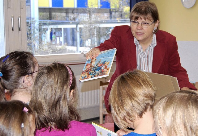 Karin Gndisch verteilt in der Landeck...bliothek allen Schulanfngern schenkt.  | Foto: Claudia Renk