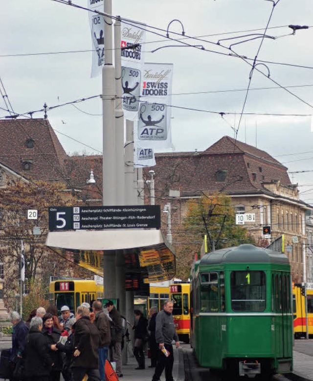 Wer beim Bahnhof SBB aussteigt, wird  von den Fahnen der Swiss Indoors begrt.  | Foto: Felix Held