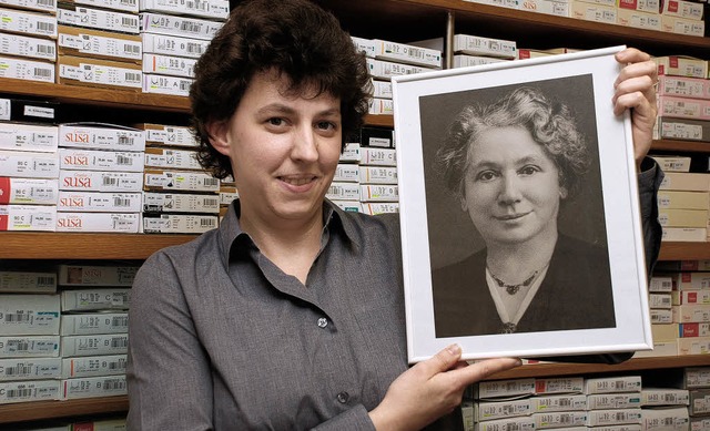 Ulrike Karcher mit einer Fotografie ih... der Geschftsgrnderin Luise Schnle.  | Foto: Gertrude Siefke