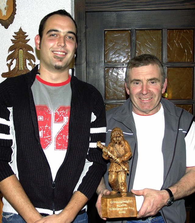 Stefan Jger (rechts) ist Grndungsmit... aus Holz geschnitzten Gletschergeist.  | Foto: Karin Maier