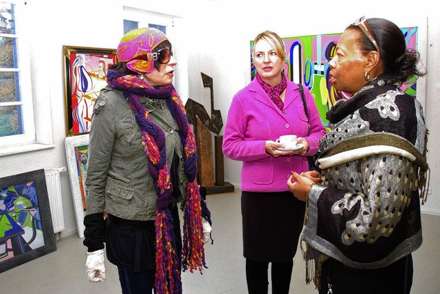 In  Angelika Khan-Leonhards (links) At...n Besucherinnen  waren begeistert.      | Foto: Susanne Filz