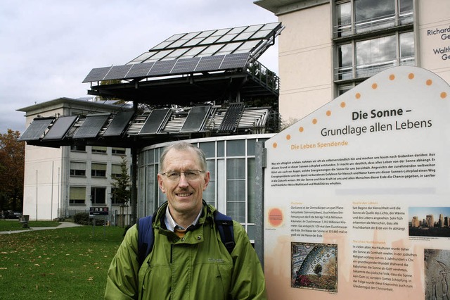 Georg Lser, der Vorsitzende von ECOtr...er Station auf dem Sonnenenergie-Weg.   | Foto: michael Saurer